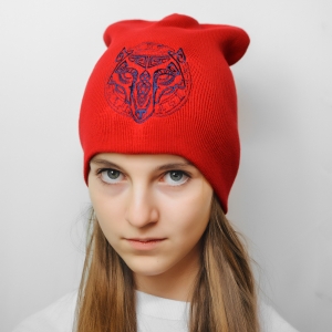 Шапка с волком красная